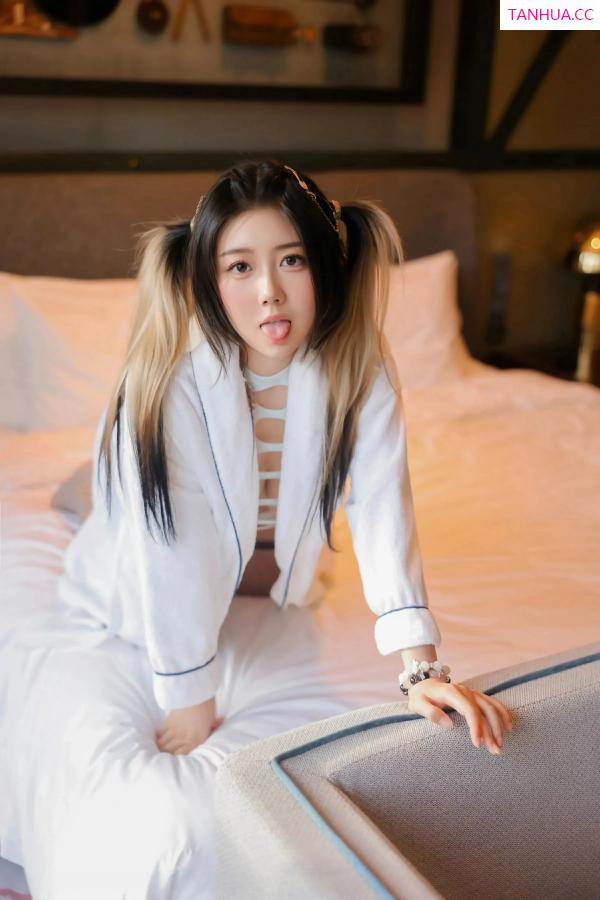 王女郎 Anglica Wang [XiuRen]高清写真图 2025.06.11 No.10394 诺诺Hsu 白色浴袍第21张图片